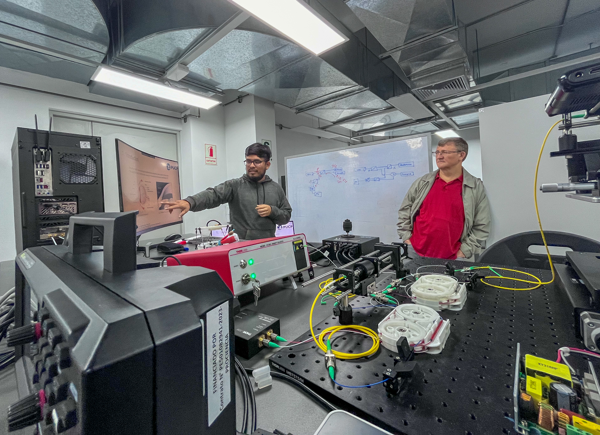 Visit of researcher Salavat Aglyamov from the University of Houston at the PUCP facilities.